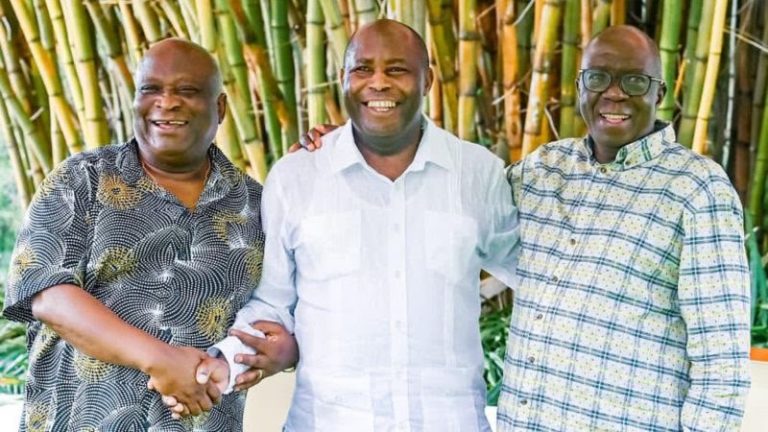 Mu buryo budasanzwe perezida w’u Burundi yagaragaye yifotoranya n’abigeze kuyobora u Burundi.
