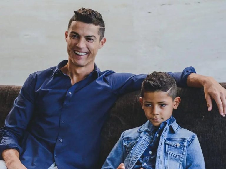 Bamwe bamwise igisambo, Cristiano Ronaldo yasobanuye impamvu yanze kugurira umwana we telefone.