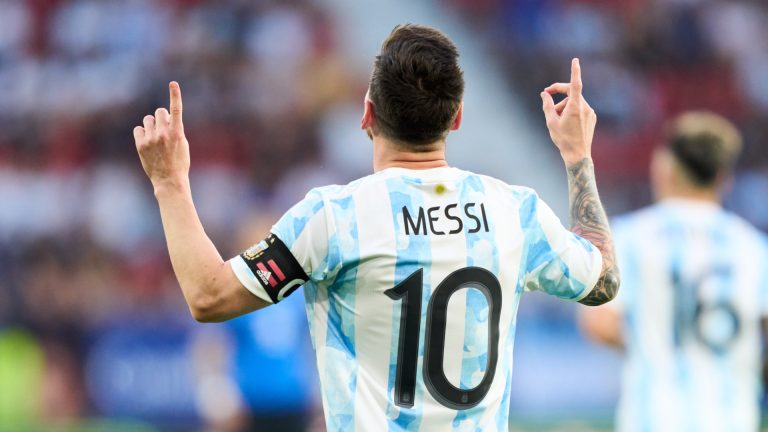 Byarangiye Lionel Messi agiye gusezera umupira w’amaguru. Benshi bari mu marira.