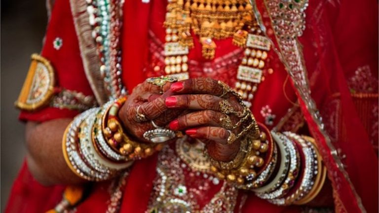INDIA: Umukobwa udafite inkwano ntashobora kubona umugabo. Irebere nawe ibyabaye kuri uyu.