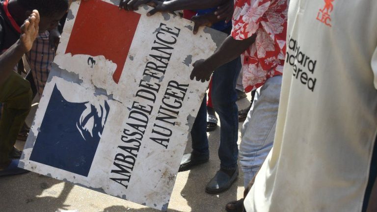Ambasaderi wanze kuva mu gihugu nawe bamufungiye amazi n’umuriro. Irebere agakino katoroshye