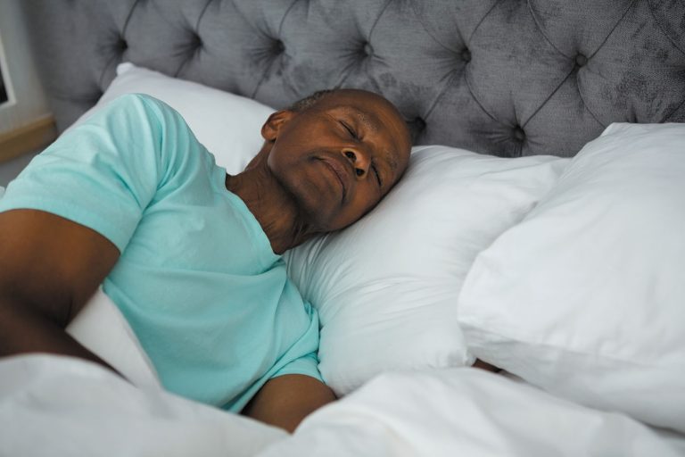 Wari uziko gusinzira amasaha atarenze atanu mu ijoro bikuzanira urupfu mu gihe gito? Ese wowe uryama amasaha angahe? Menya byinshi.